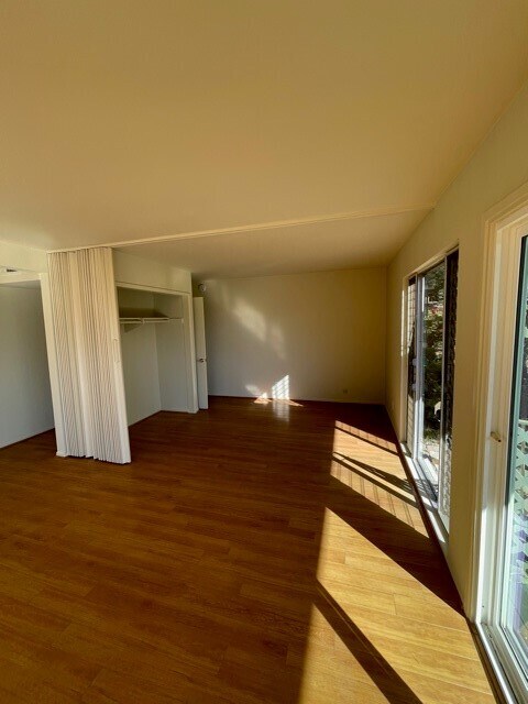 Building Photo - 2100 Valderas Dr