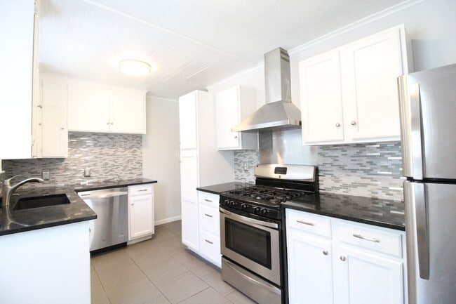 Foto del edificio - December FREE On This Updated 2 Bedroom 1 Bath Home in Roeland Park