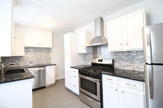 Foto del edificio - January FREE On This Updated 2 Bedroom 1 Bath Home in Roeland Park