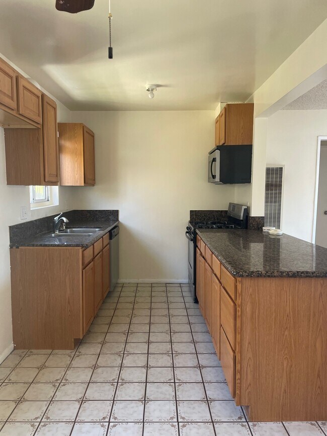Building Photo - 2021 Marshallfield Ln