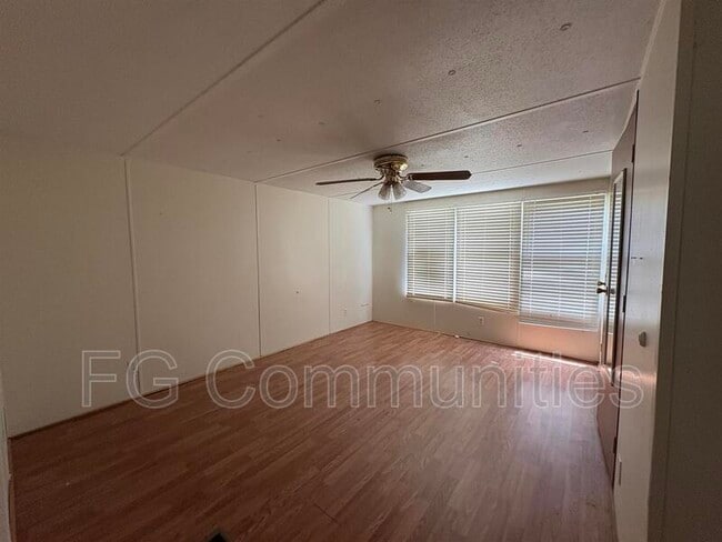 Foto del edificio - 4557 Wallburg Rd
