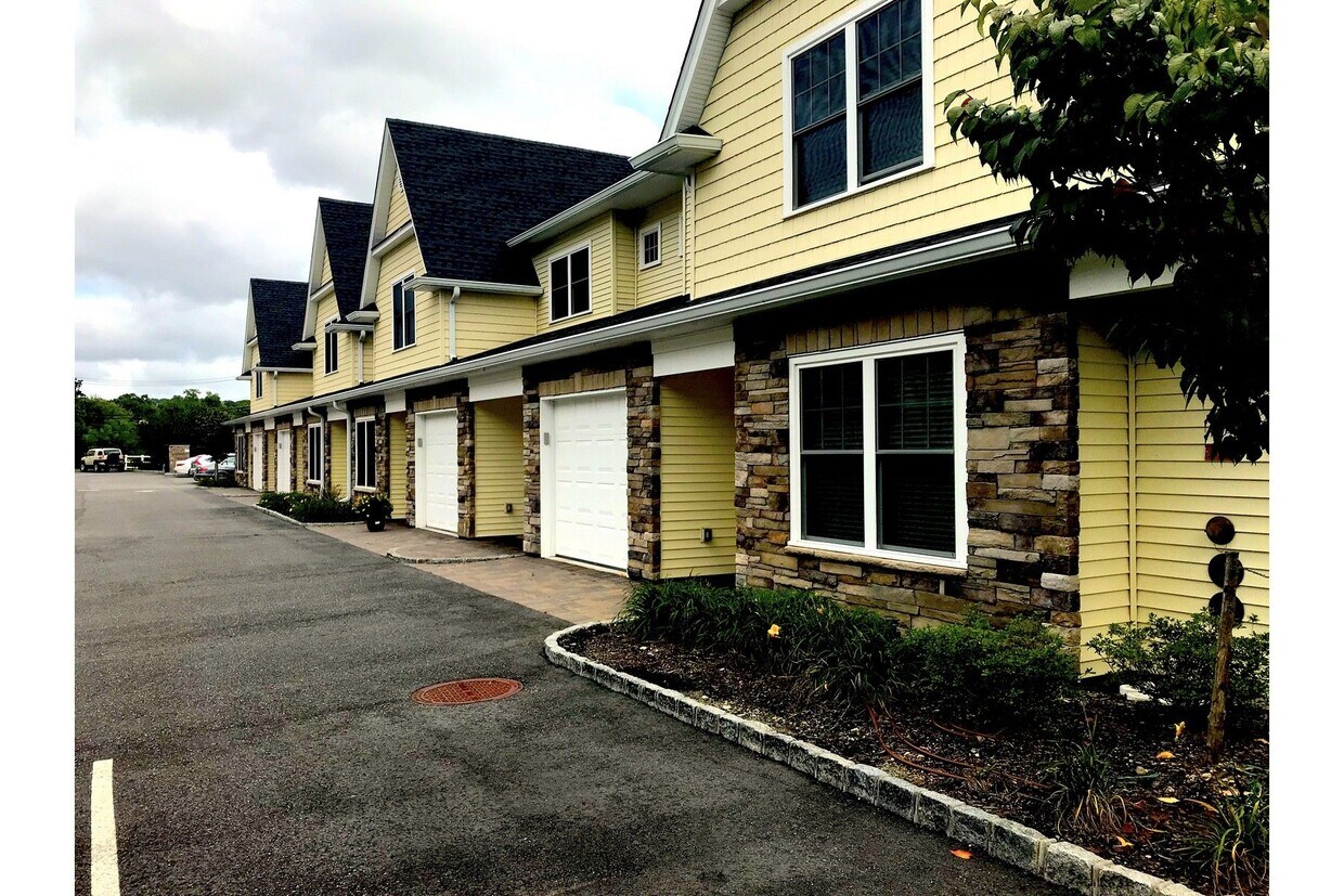 16 Creek Rd Unit 508, Halesite, NY 11743 Room for Rent in Halesite