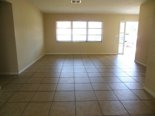 Foto del edificio - 2472 Evergreen Ave