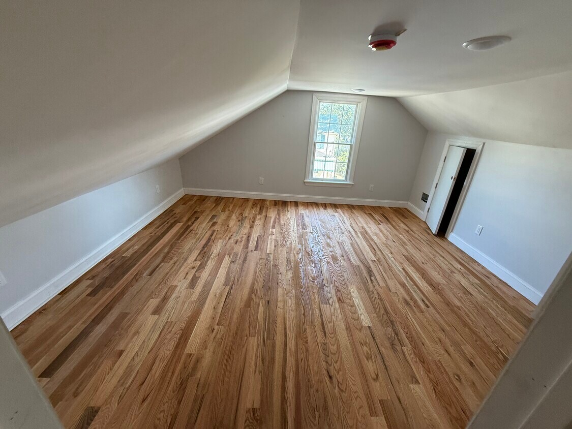 Dormitorio 4 - 51 N Maple Ave