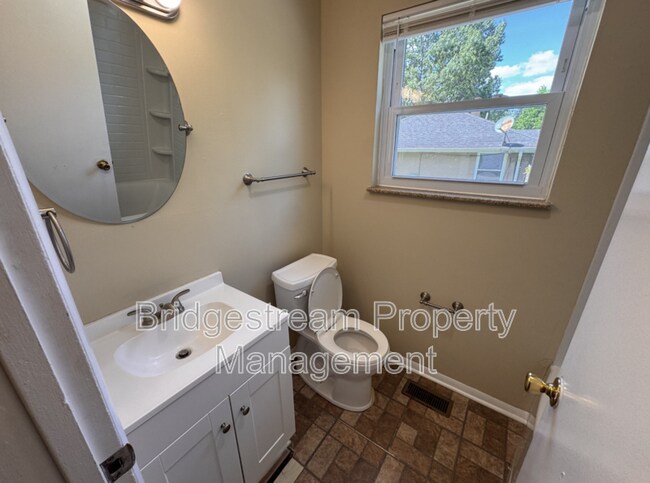 Building Photo - 4352 Sunray Rd