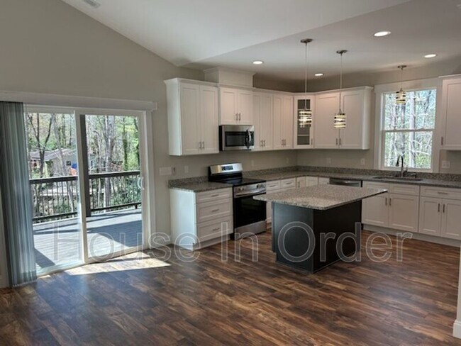 Foto del edificio - 203 Fletcher View Dr