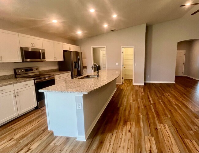 Building Photo - Beautiful 4-Bedroom Home in Saint Cloud – ...