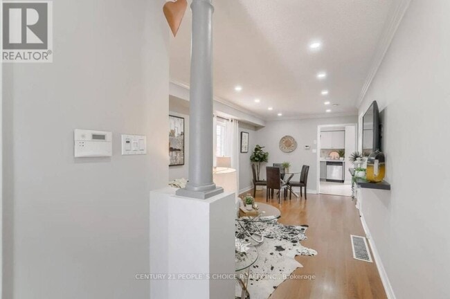 Building Photo - 32 Ridgemore Crescent