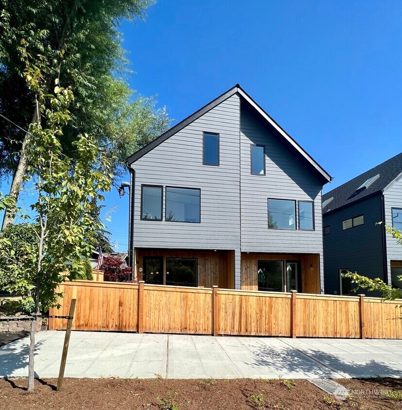 Foto principal - 918 N 100th St