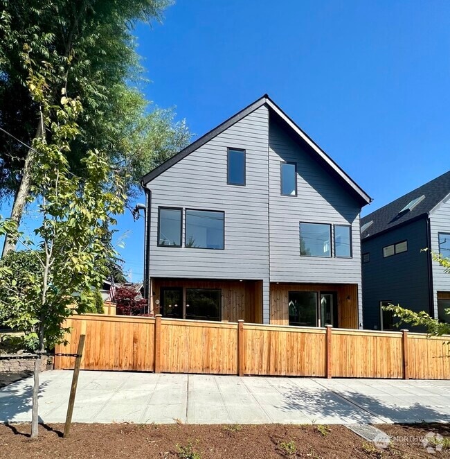 Building Photo - 918 N 100th St