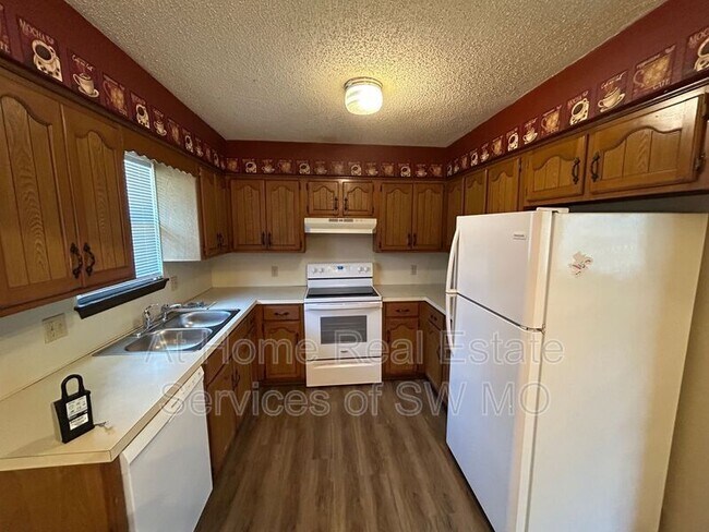 Building Photo - 927 N Main St