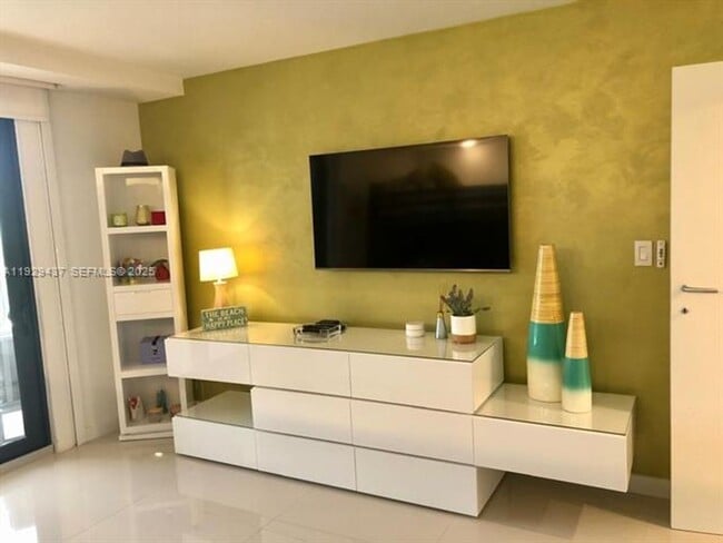 Building Photo - 8877 Collins Ave