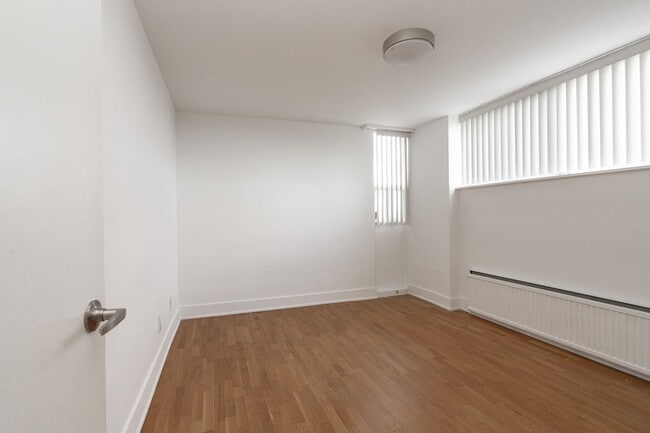 Building Photo - 551 Eglinton Ave E