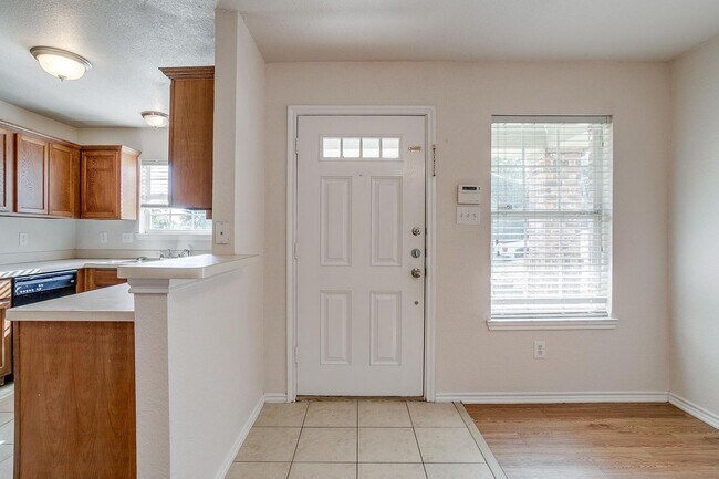 Foto del edificio - Half of Duplex Ready for New Tenants- 3 Bed, 2 Bath- Near the Historic Stockyards- 76164