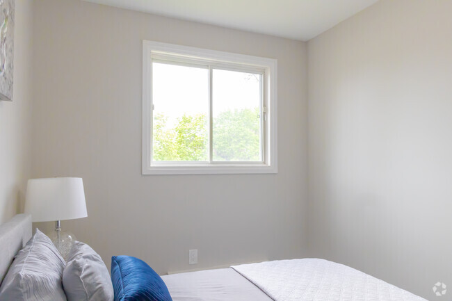 2BR, 1BA - 866SF - Bedroom - Bedford Oaks