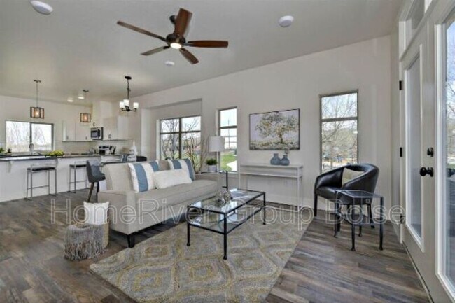 Foto del edificio - 469 E Trackstand Ln