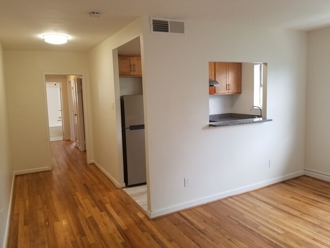 Lots of light - 1215 N Quinn St
