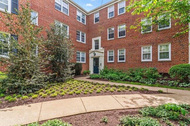 Building Photo - Cozy & Updated Condo in Prime Alexandria Location