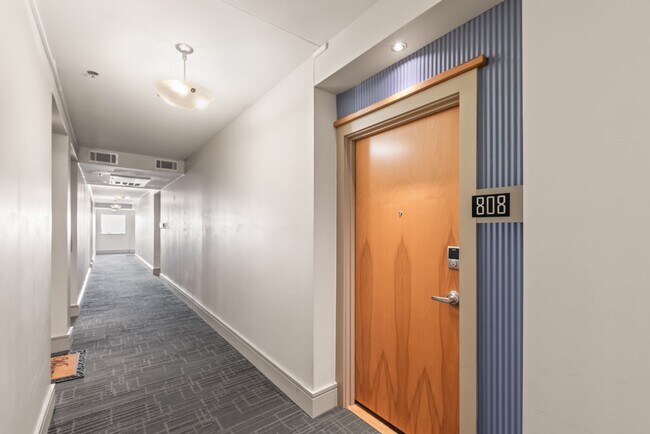 Building Photo - Stylish Uptown 2BD Condo with Balcony, Par...