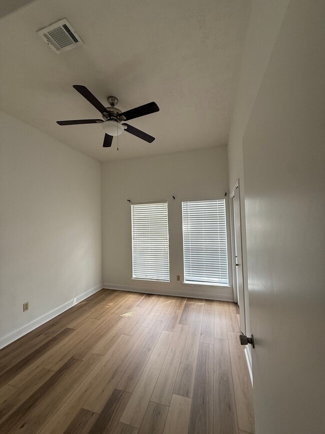 Building Photo - 3211 Mesquite Dr