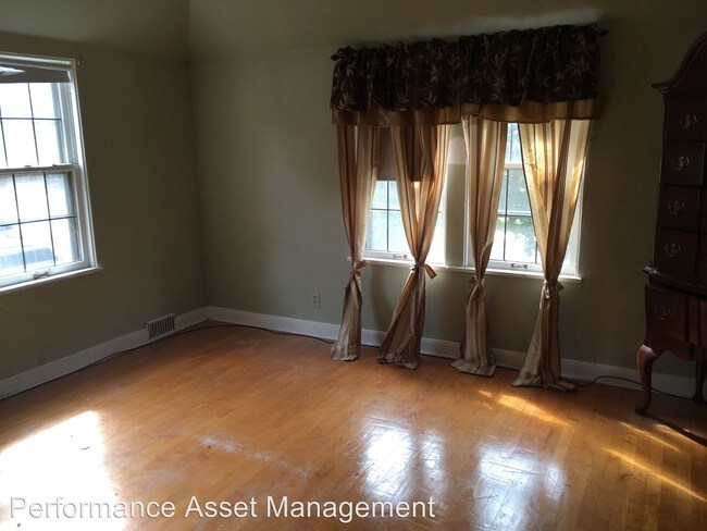 Building Photo - 2838 N Lefeber Ave