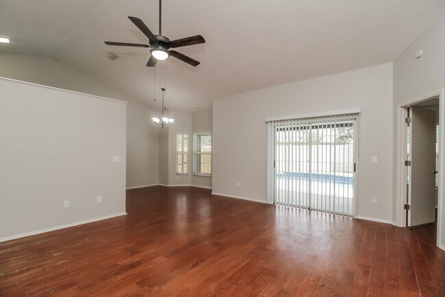 Foto del edificio - 348 Ashton Woods Ln