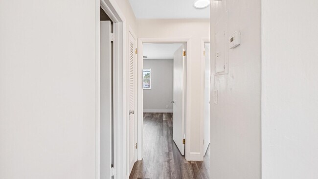 Foto del edificio - 243 Castlewood Dr