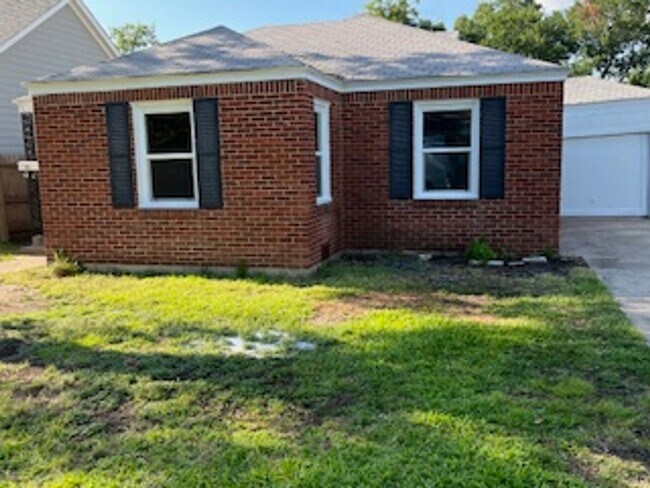 Building Photo - 2704 W Bewick St