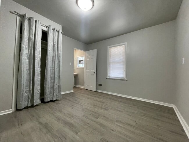 Building Photo - 4 Bedroom 1.5 Bath Home In Gary, IN