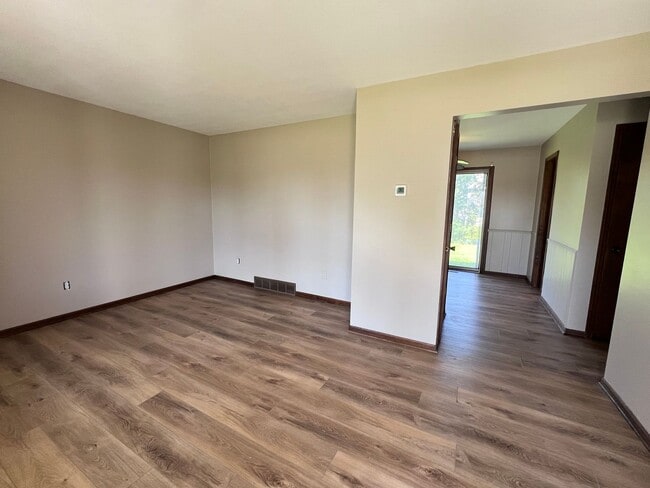 Building Photo - Updated Two Bedroom Duplex in Jenison!