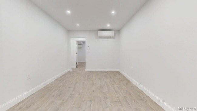 Foto del edificio - 72-17 66th Pl