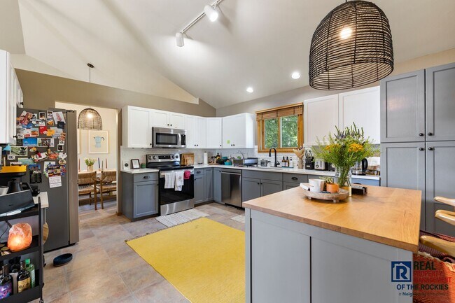Building Photo - Beautiful Updated 5 Bed 3.5 Bath House in ...