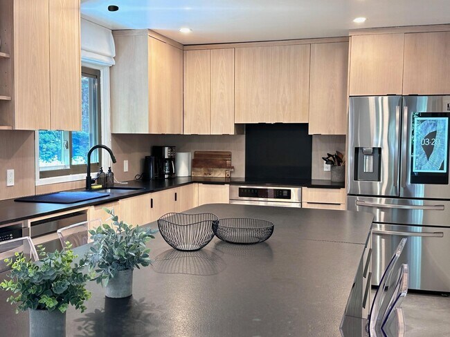 Foto del edificio - 43 Cranberry Hill Rd