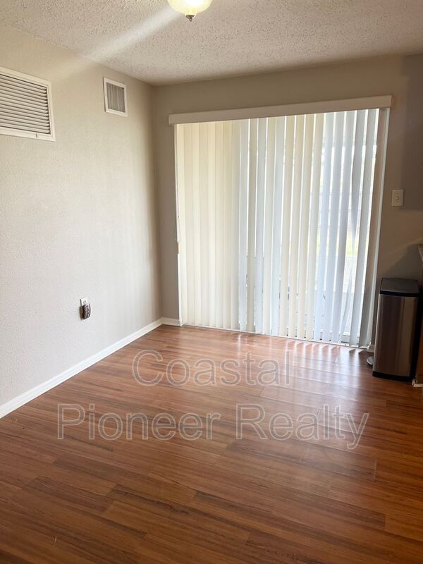 Building Photo - 4651 Manor Dr