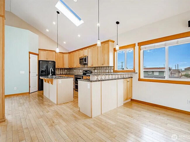 Building Photo - 4824 Willow Dr