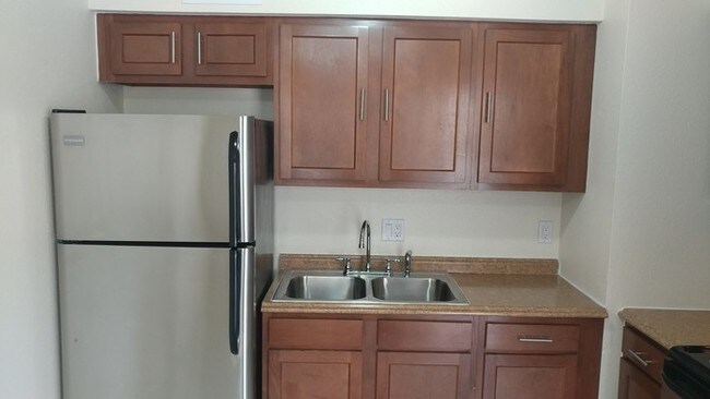 Building Photo - Cozy 2 Bedroom, 1 Bathroom! Available Now!