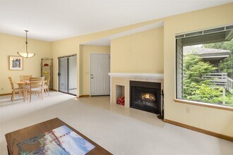 Building Photo - 1256 Bellevue Way NE