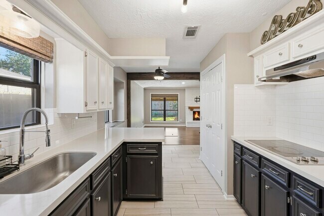 Foto del edificio - 6231 Autumn Forest Dr