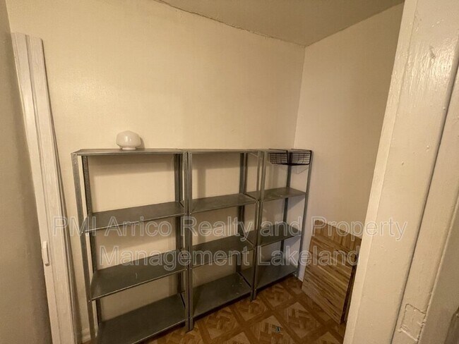 Building Photo - 402 Pinehurst St