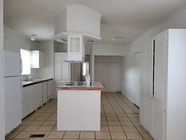 Building Photo - Ready to Move in!