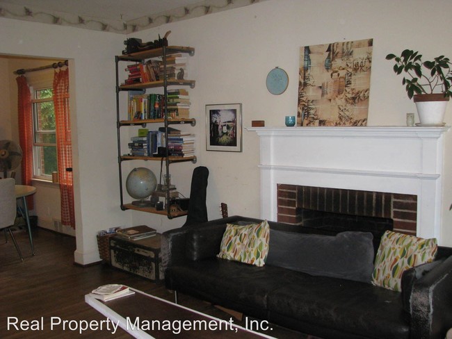 Building Photo - 3 br, 1 bath House - 812 St. James Circle