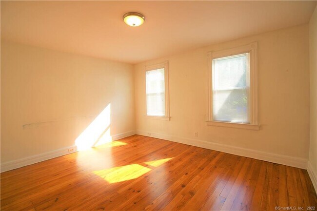 Foto del edificio - 153 Quaker Ln S