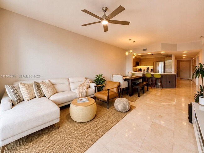 Foto del edificio - 15051 Royal Oaks Ln