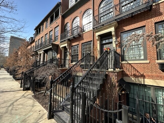 Building Photo - 294 1/2 E Gay St