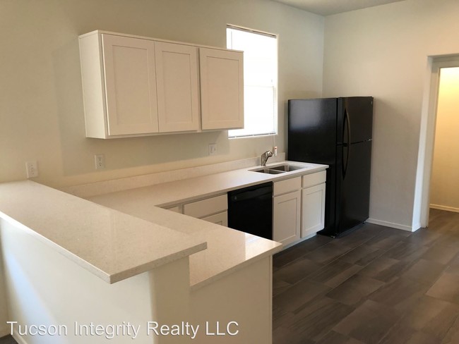Building Photo - 8 br, 6 bath Room For Rent - 808 E 6th Street