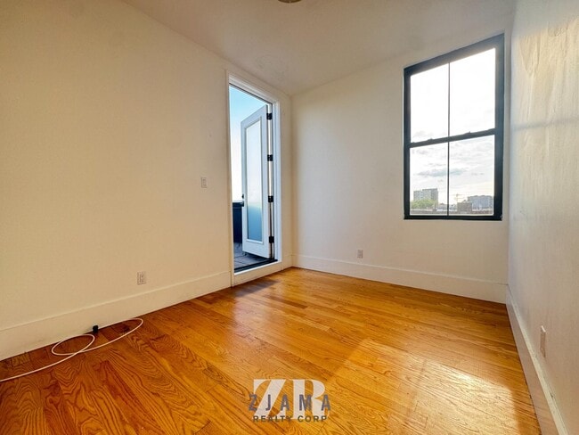 Building Photo - 1520 St Johns Pl