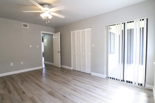 Building Photo - 2/1