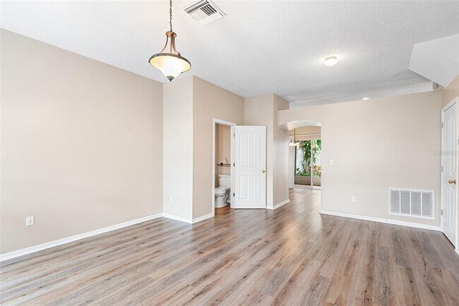 Foto del edificio - 10114 Farmingdale Pl