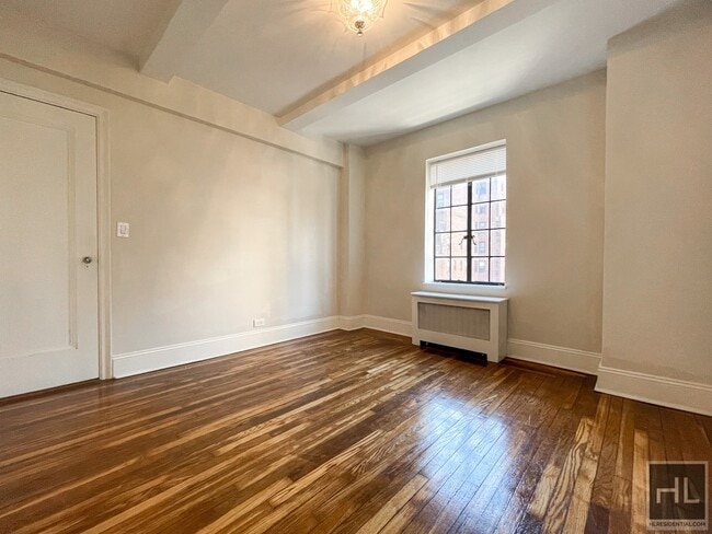 Building Photo - Spacious 1 bed 1 Bath Tudor City Pl