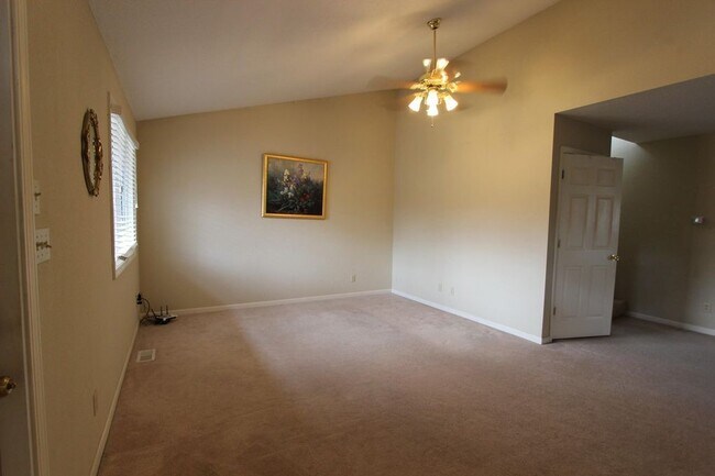 Building Photo - 650 Huntridge Dr